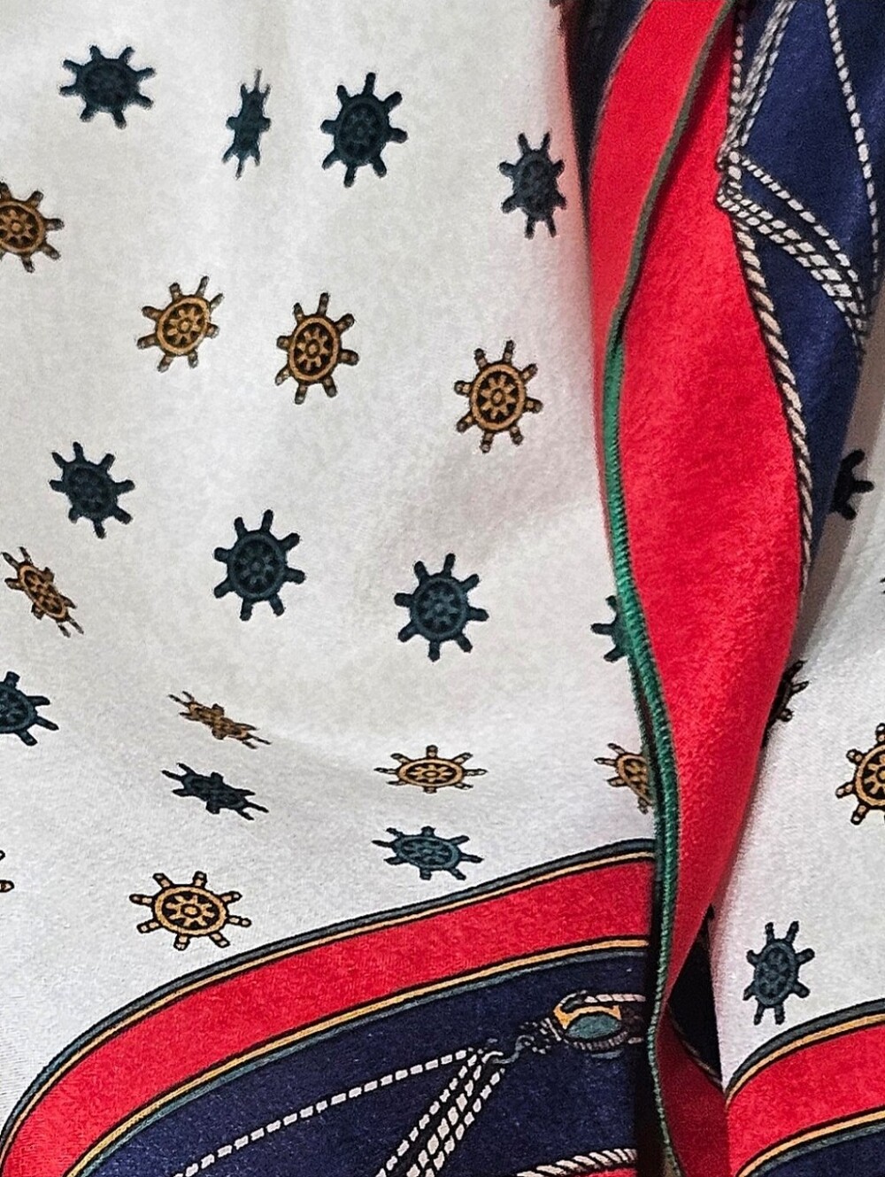 GUCCI SCARF - Picture 4 of 15